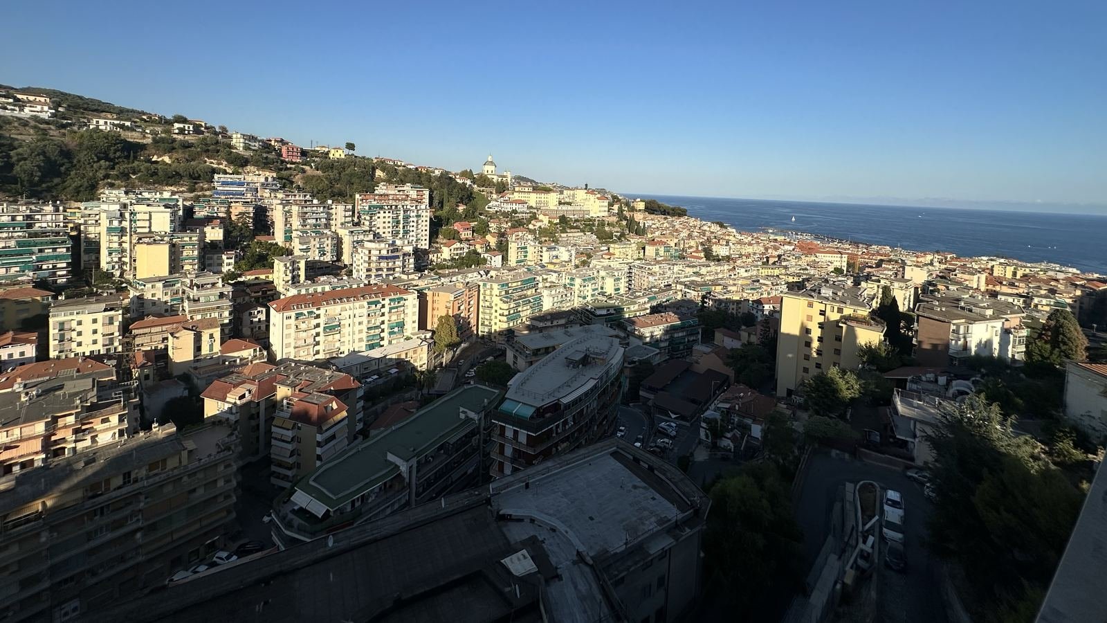 Vue sur Sanremo et la mer depuis les hauteurs