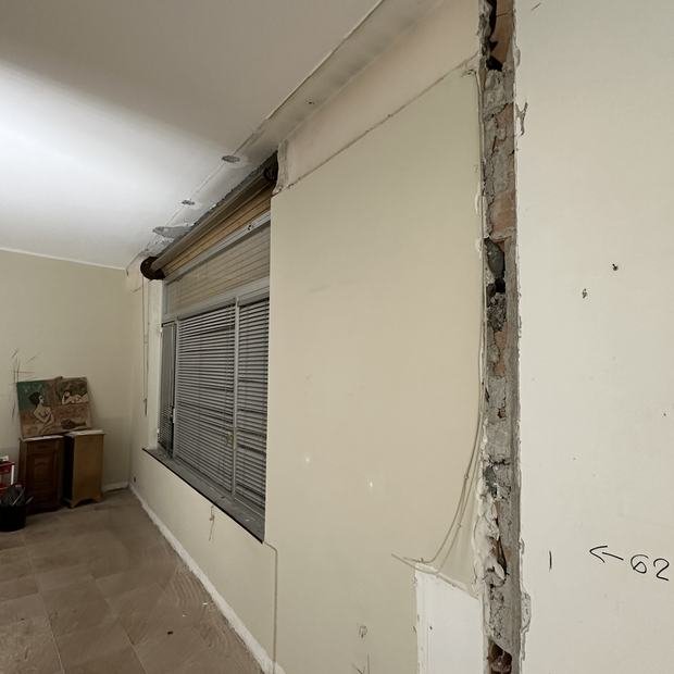 Trace d'électricité ouverte dans le mur, avant rebouchage