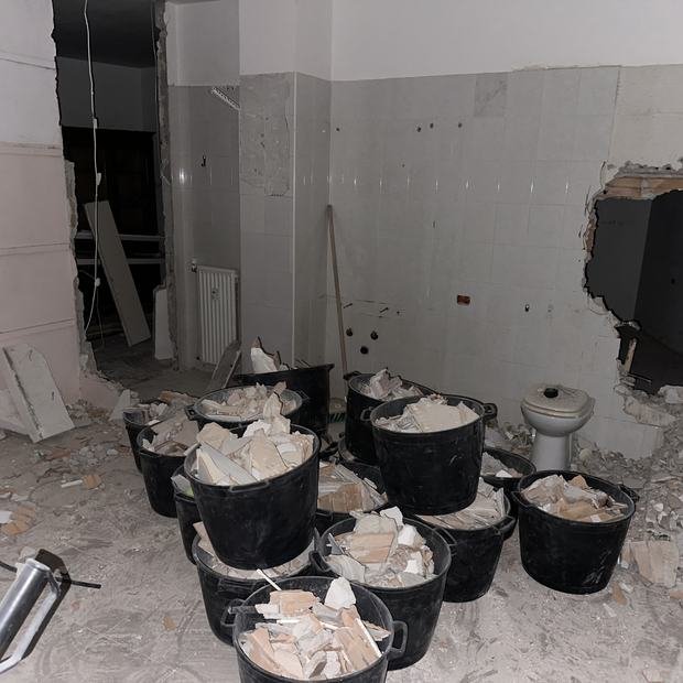 Démolition de la salle de bain, gravats conditionnés en seaux