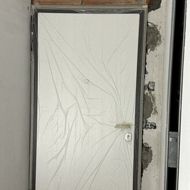 Porte blindée neuve posée et protégée