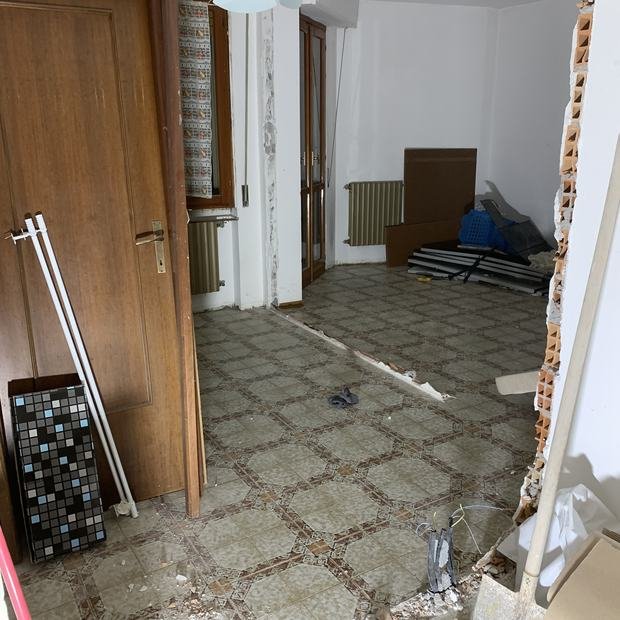 État des lieux avant travaux, ancien carrelage et cloisons